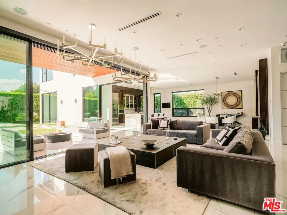 4049 Coldwater Canyon Avenue Studio City, CA 91604