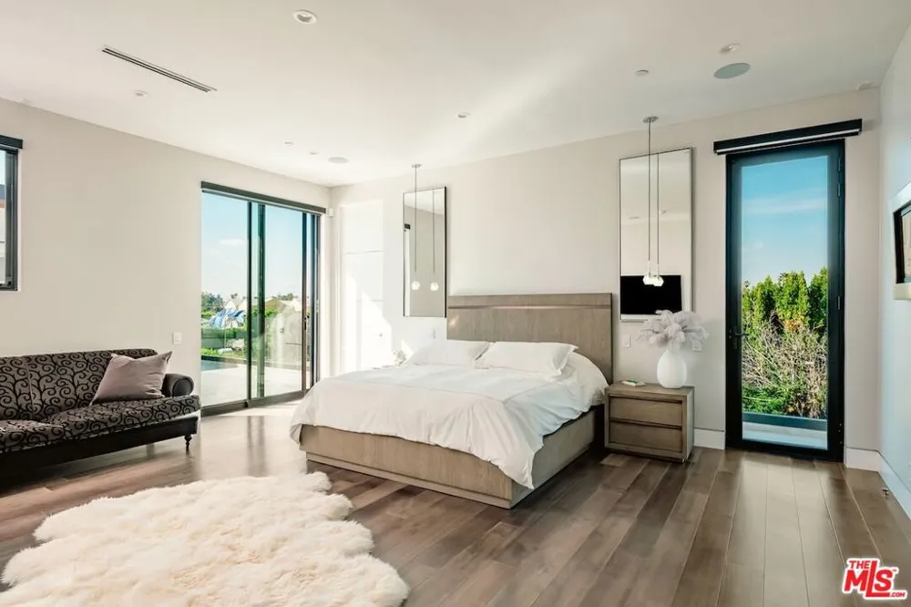4049 Coldwater Canyon Avenue Studio City, CA 91604