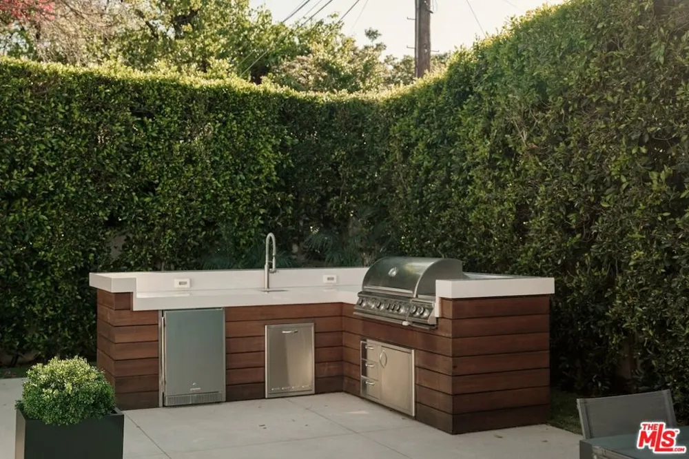 4049 Coldwater Canyon Avenue Studio City, CA 91604
