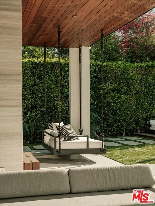 4049 Coldwater Canyon Avenue Studio City, CA 91604