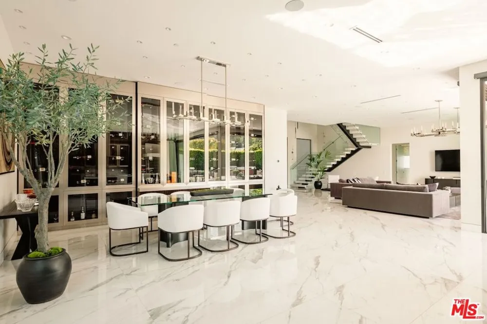 4049 Coldwater Canyon Avenue Studio City, CA 91604