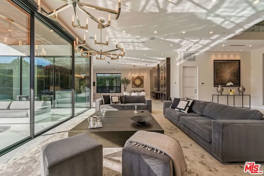 4049 Coldwater Canyon Avenue Studio City, CA 91604