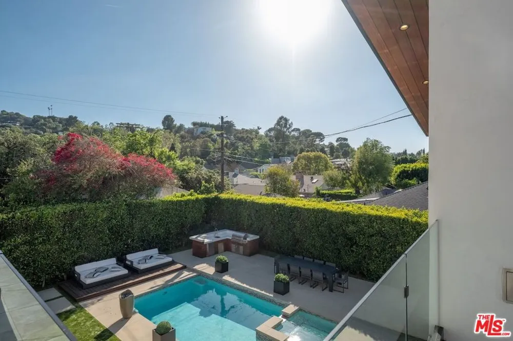 4049 Coldwater Canyon Avenue Studio City, CA 91604