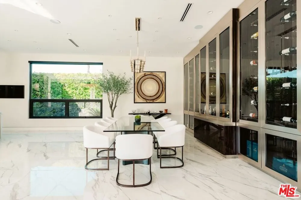 4049 Coldwater Canyon Avenue Studio City, CA 91604