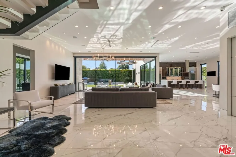 4049 Coldwater Canyon Avenue Studio City, CA 91604