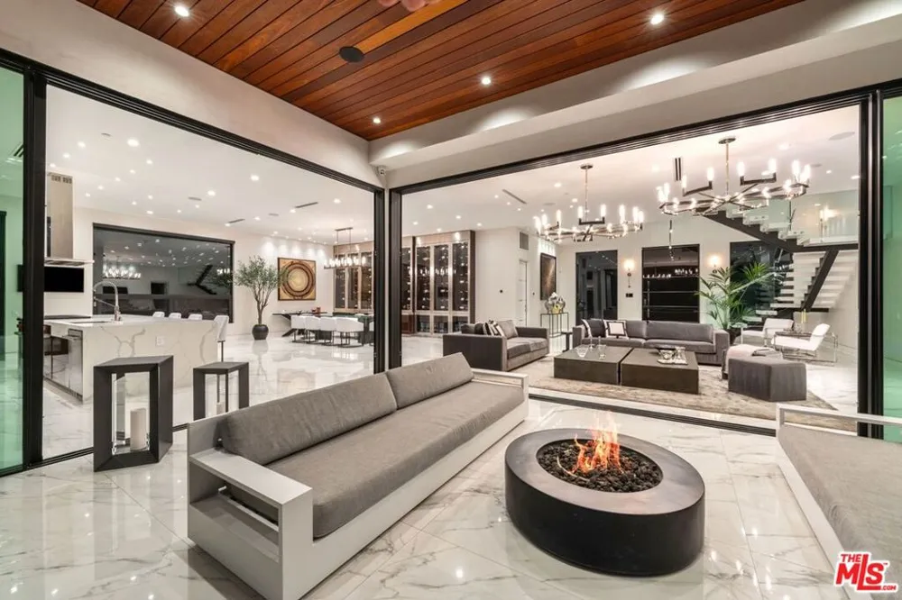 4049 Coldwater Canyon Avenue Studio City, CA 91604