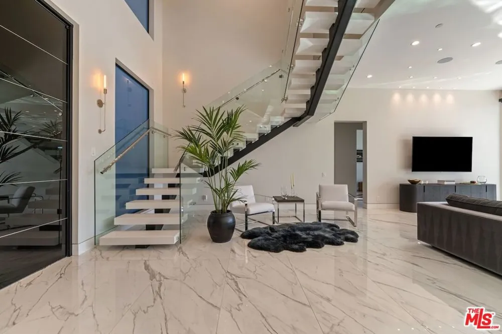 4049 Coldwater Canyon Avenue Studio City, CA 91604