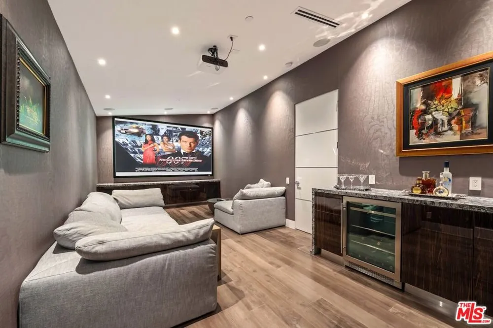 4049 Coldwater Canyon Avenue Studio City, CA 91604