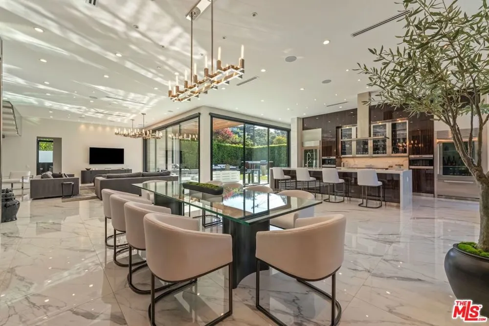 4049 Coldwater Canyon Avenue Studio City, CA 91604