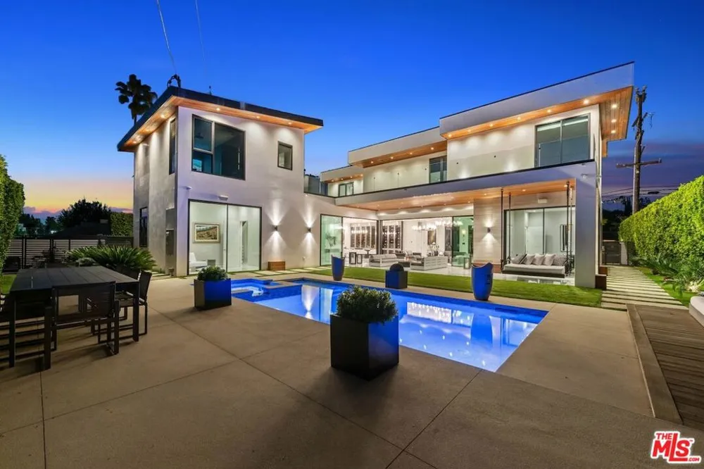 4049 Coldwater Canyon Avenue Studio City, CA 91604