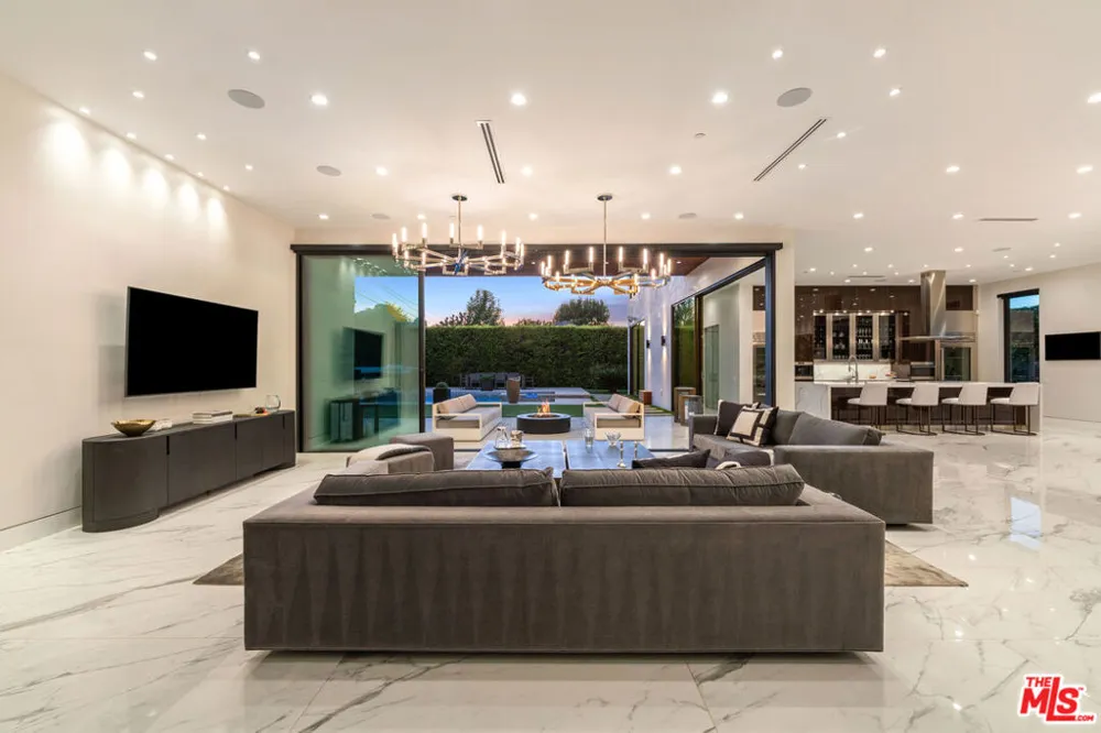 4049 Coldwater Canyon Avenue Studio City, CA 91604