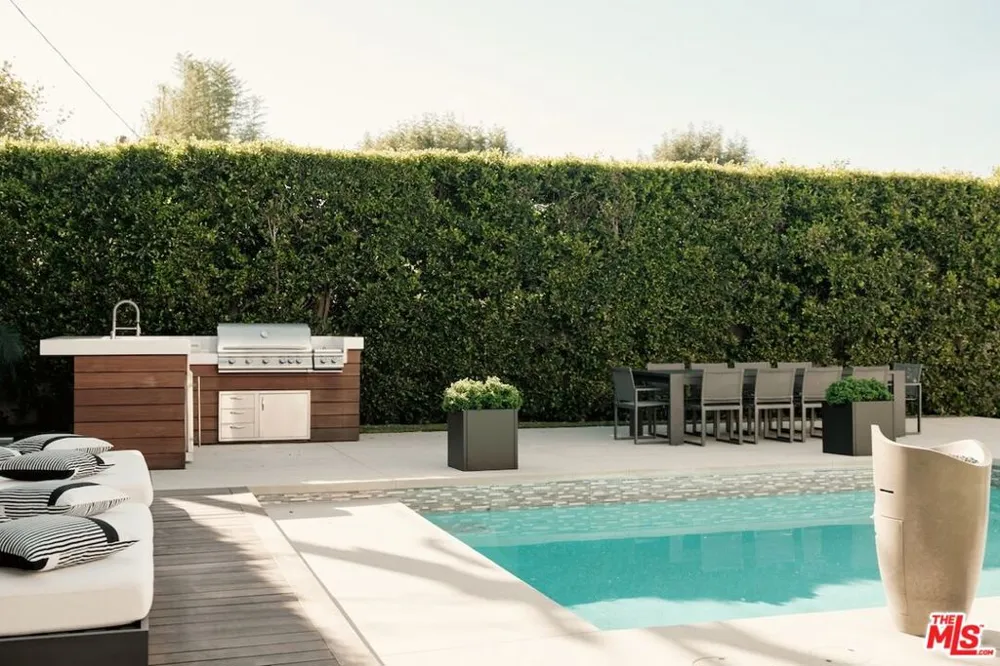 4049 Coldwater Canyon Avenue Studio City, CA 91604