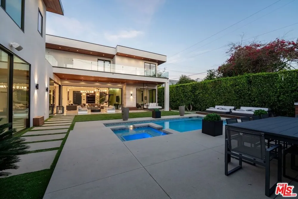 4049 Coldwater Canyon Avenue Studio City, CA 91604