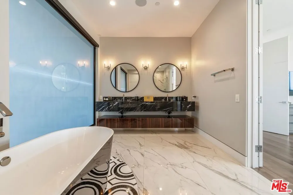 4049 Coldwater Canyon Avenue Studio City, CA 91604