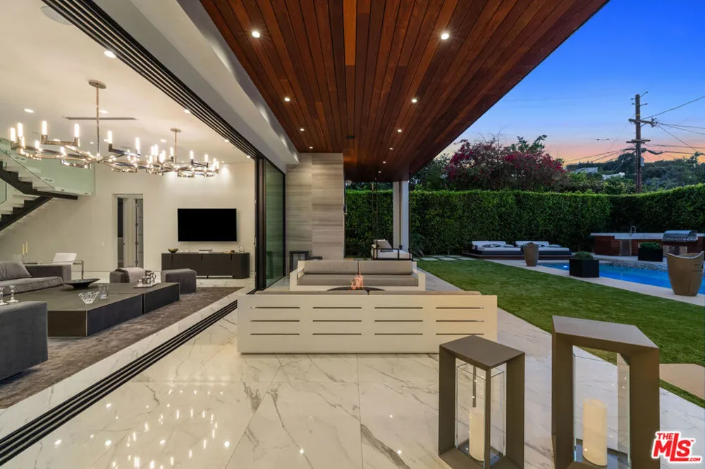4049 Coldwater Canyon Avenue Studio City, CA 91604