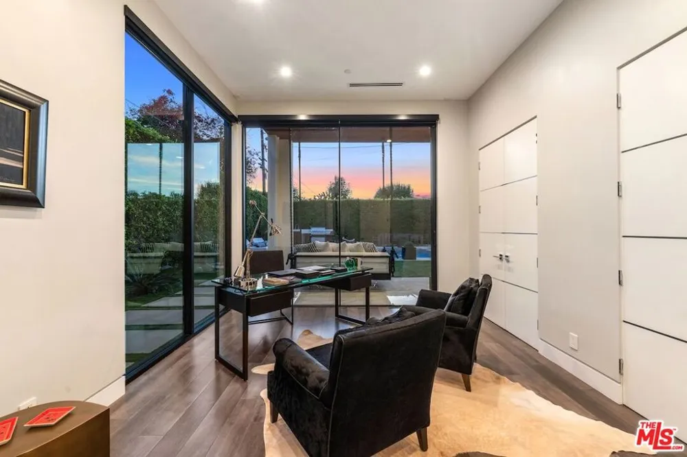 4049 Coldwater Canyon Avenue Studio City, CA 91604