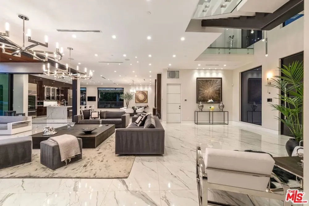 4049 Coldwater Canyon Avenue Studio City, CA 91604
