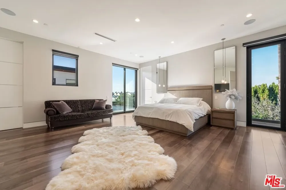 4049 Coldwater Canyon Avenue Studio City, CA 91604