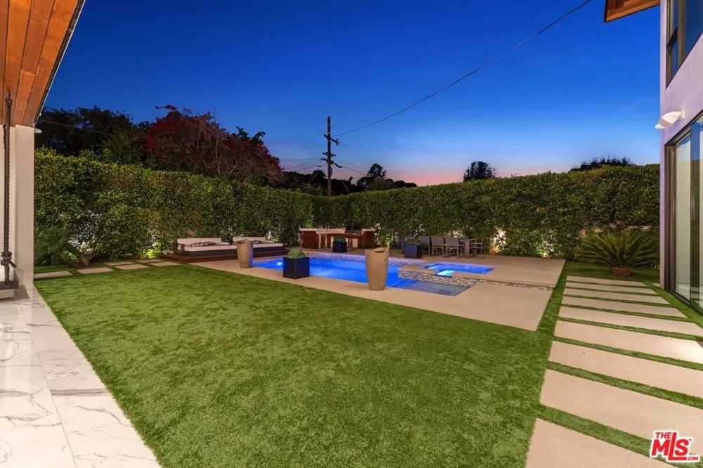4049 Coldwater Canyon Avenue Studio City, CA 91604