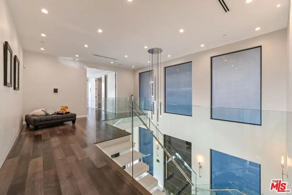 4049 Coldwater Canyon Avenue Studio City, CA 91604