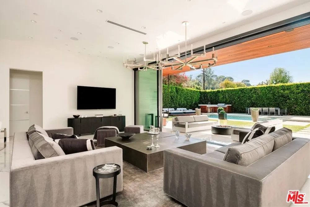 4049 Coldwater Canyon Avenue Studio City, CA 91604
