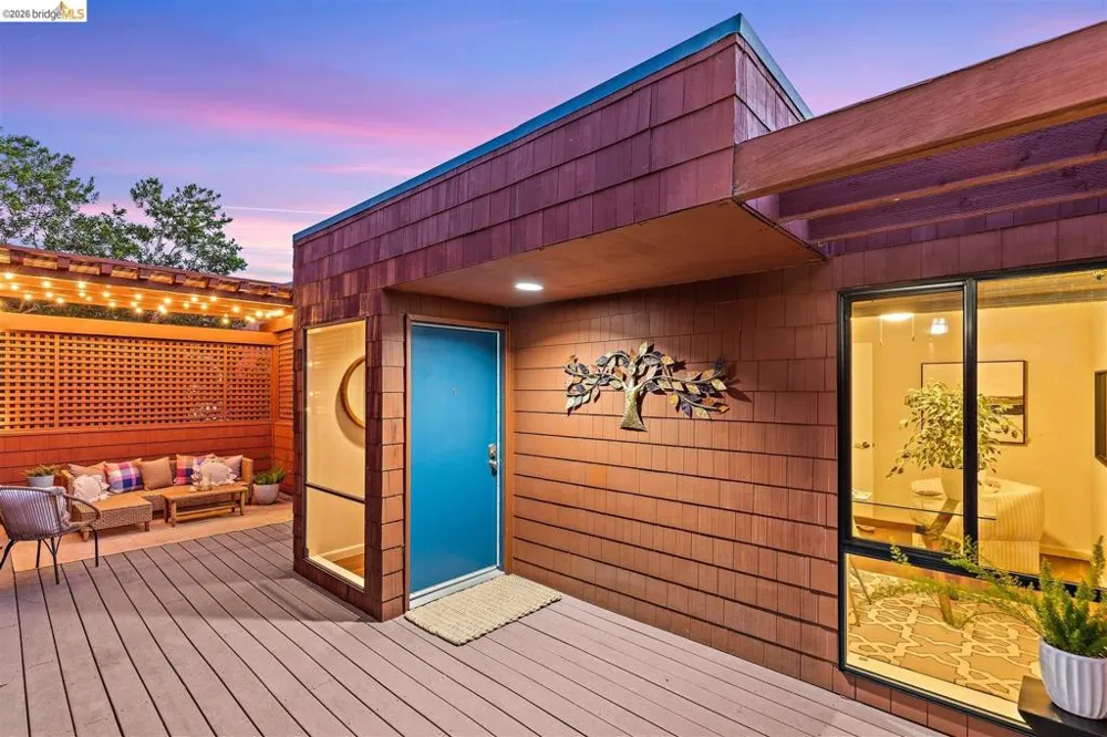 32 Sereno Circle Oakland, CA 94619
