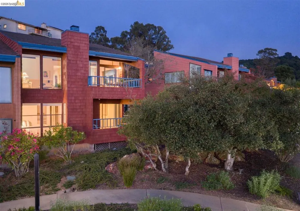 32 Sereno Circle Oakland, CA 94619