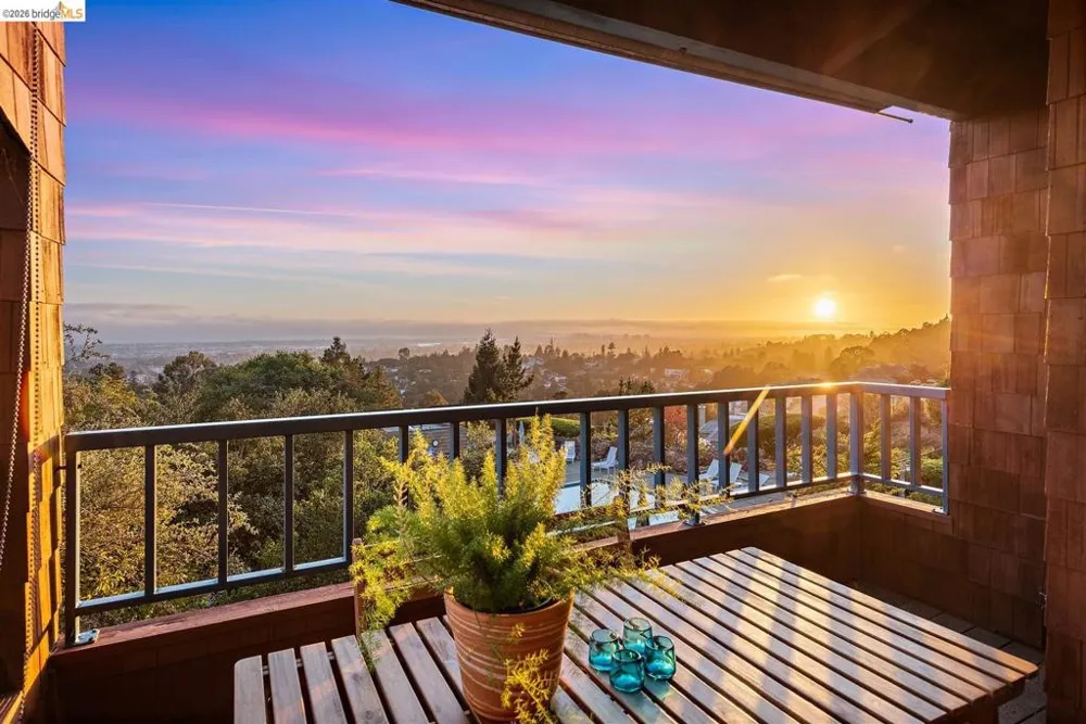 32 Sereno Circle Oakland, CA 94619