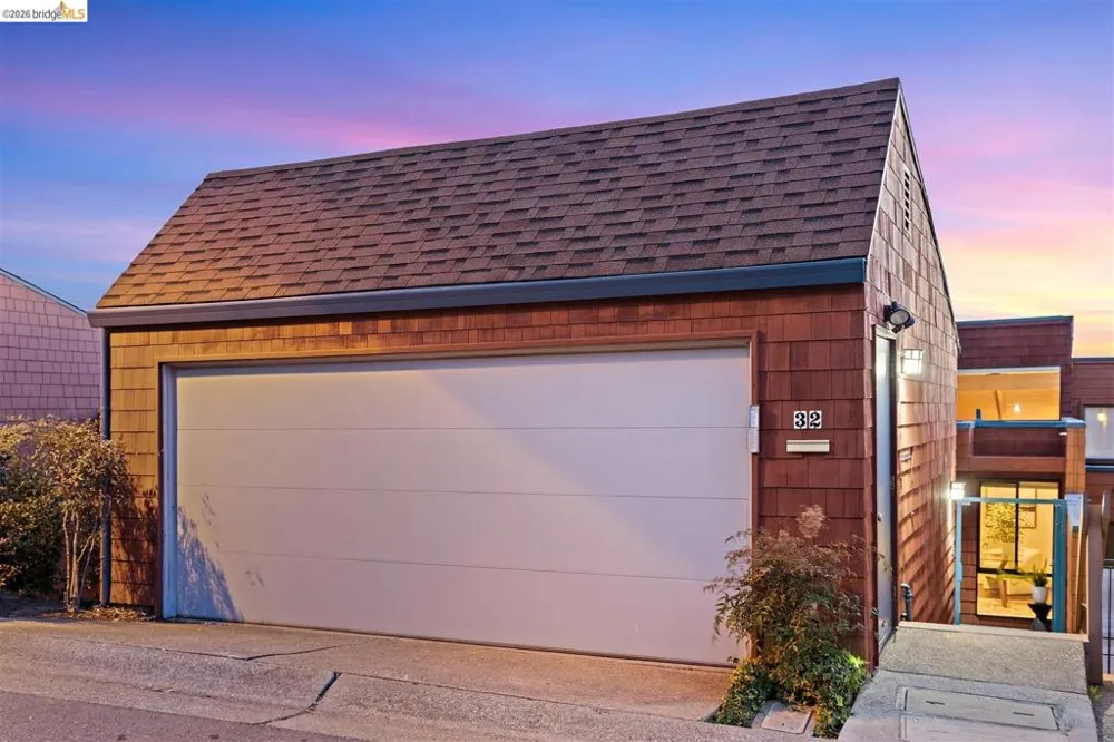 32 Sereno Circle Oakland, CA 94619