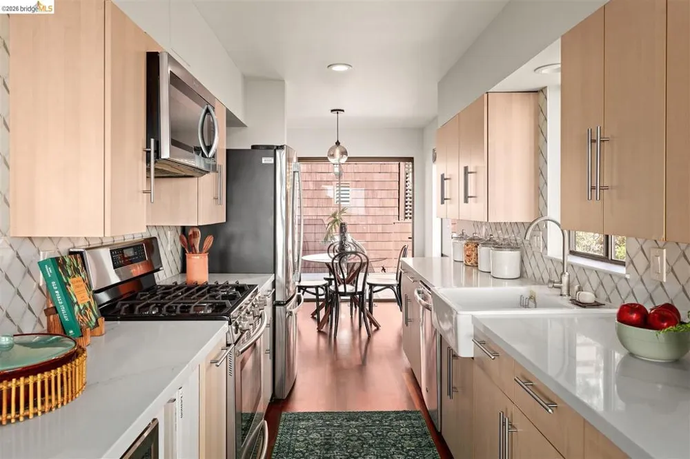 32 Sereno Circle Oakland, CA 94619
