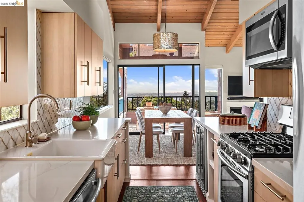 32 Sereno Circle Oakland, CA 94619