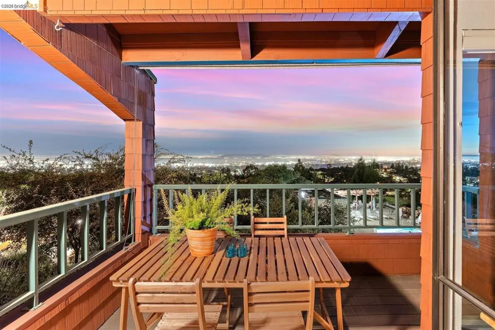 32 Sereno Circle Oakland, CA 94619