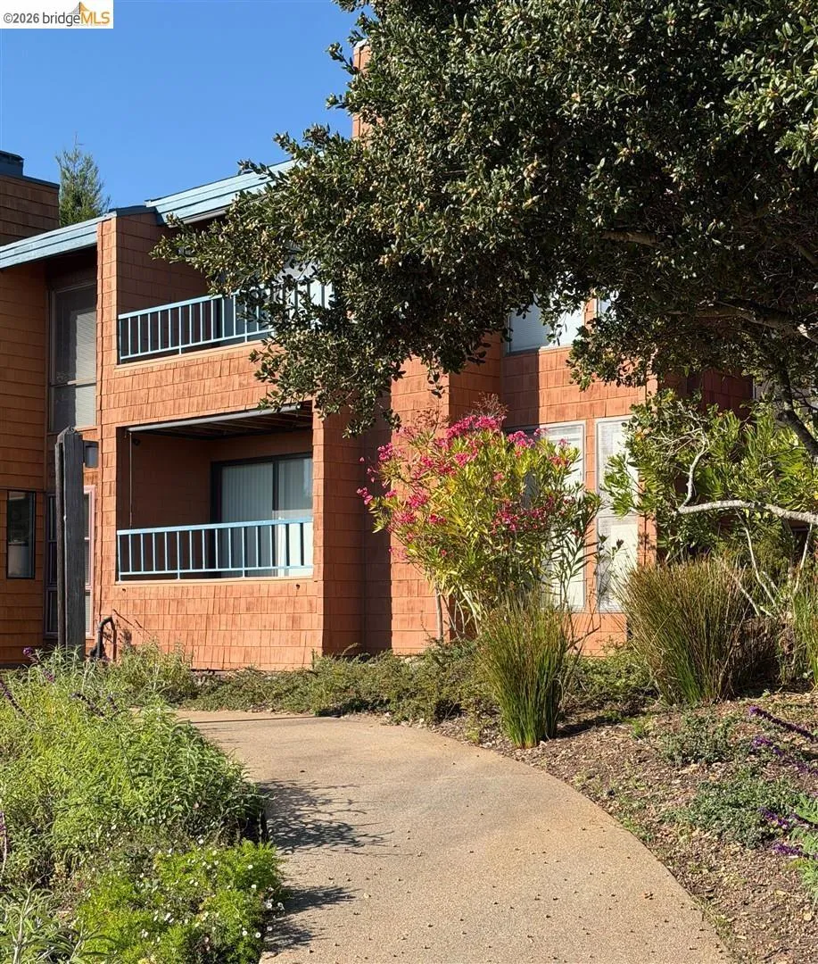 32 Sereno Circle Oakland, CA 94619
