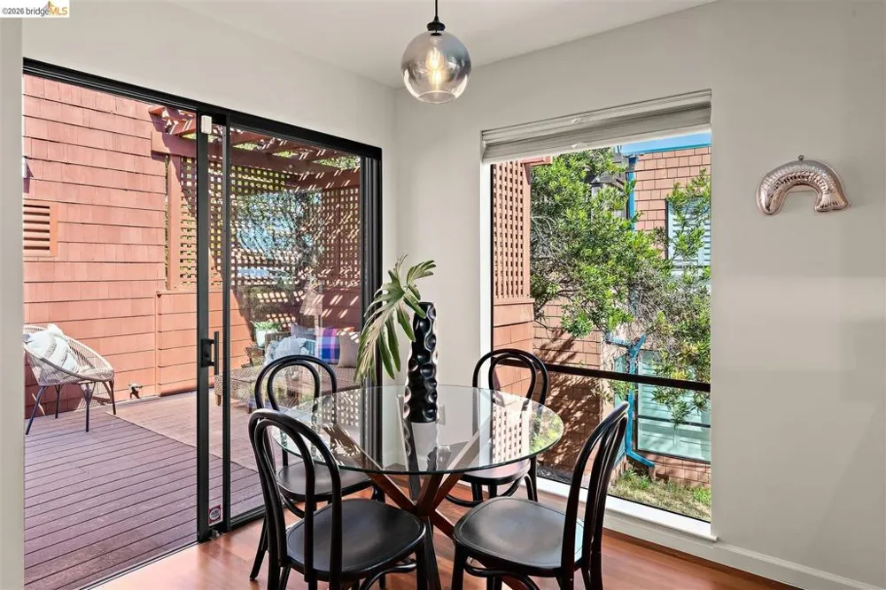 32 Sereno Circle Oakland, CA 94619