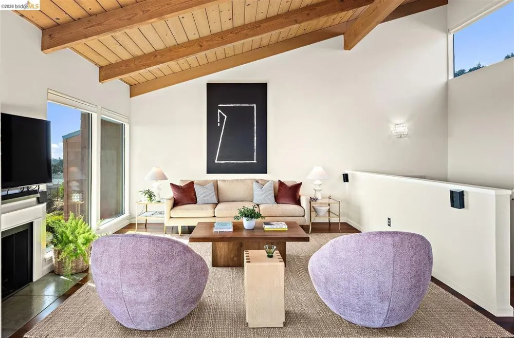 32 Sereno Circle Oakland, CA 94619