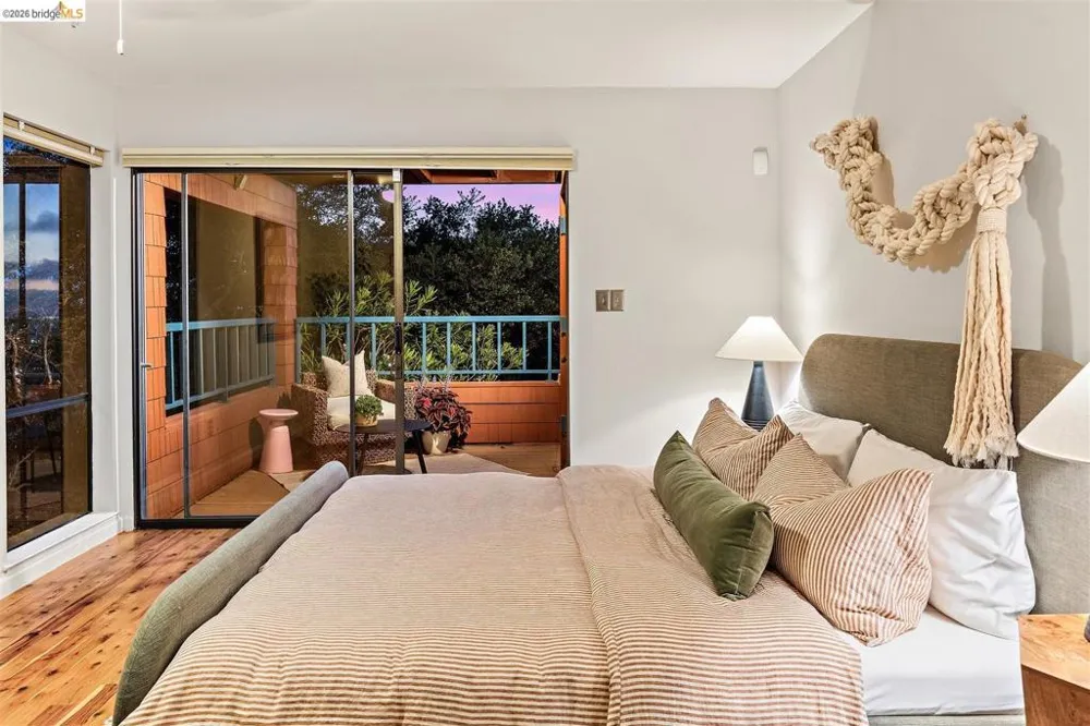 32 Sereno Circle Oakland, CA 94619