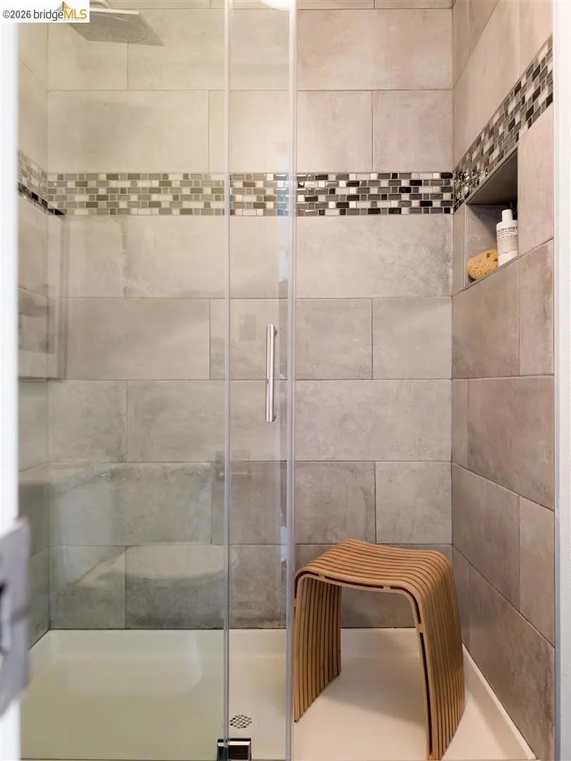 32 Sereno Circle Oakland, CA 94619