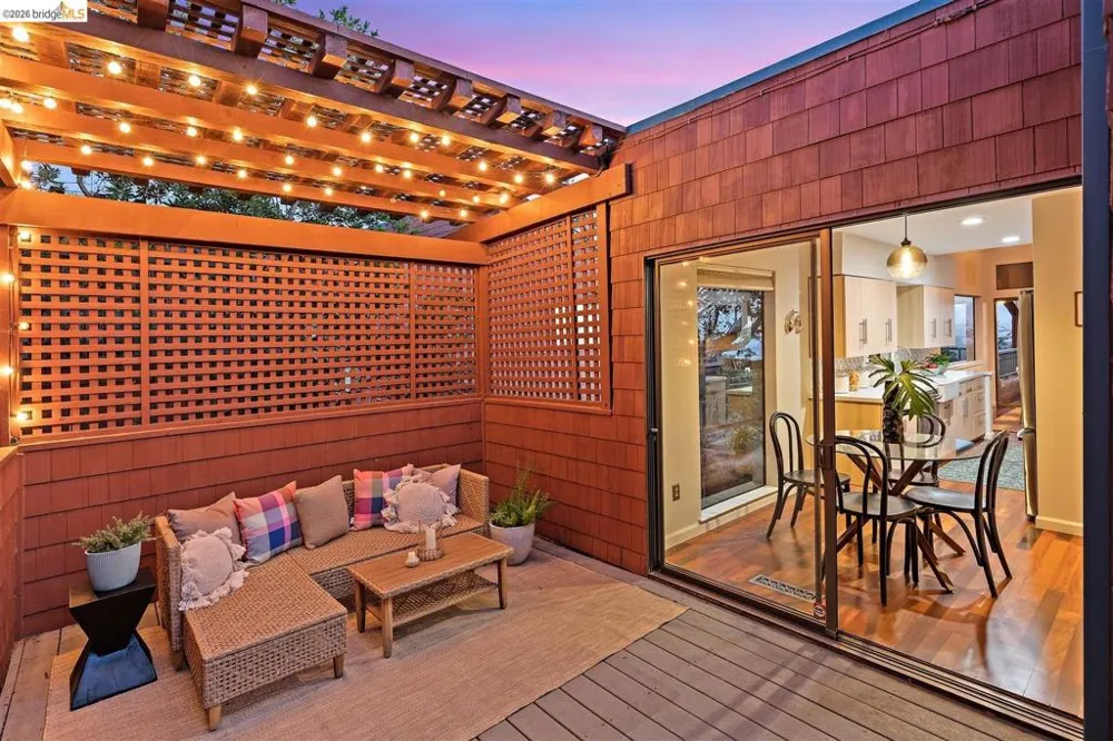 32 Sereno Circle Oakland, CA 94619