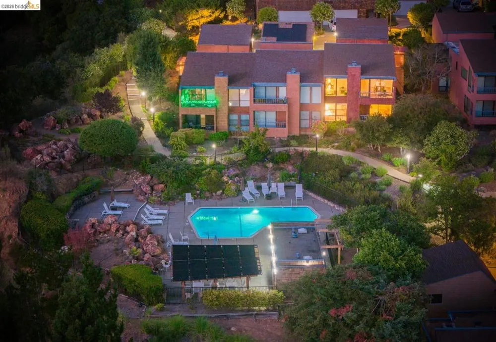 32 Sereno Circle Oakland, CA 94619
