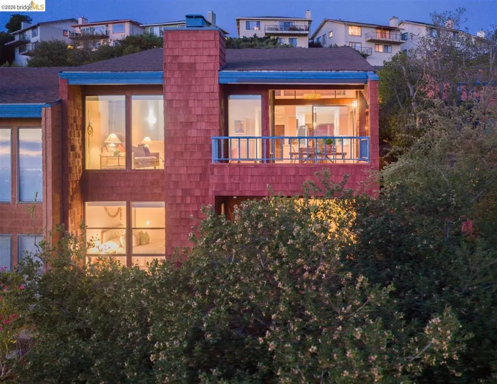 32 Sereno Circle Oakland, CA 94619