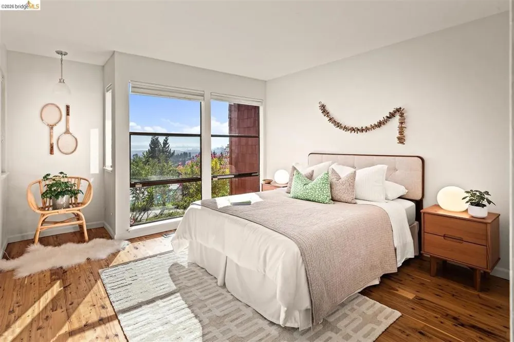 32 Sereno Circle Oakland, CA 94619