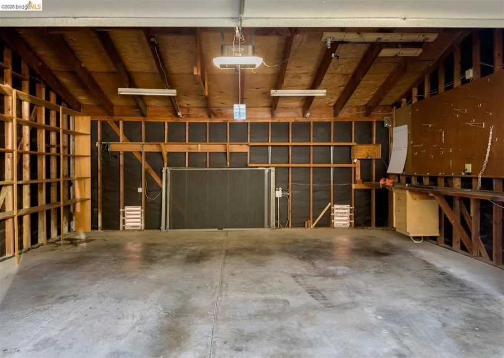 32 Sereno Circle Oakland, CA 94619