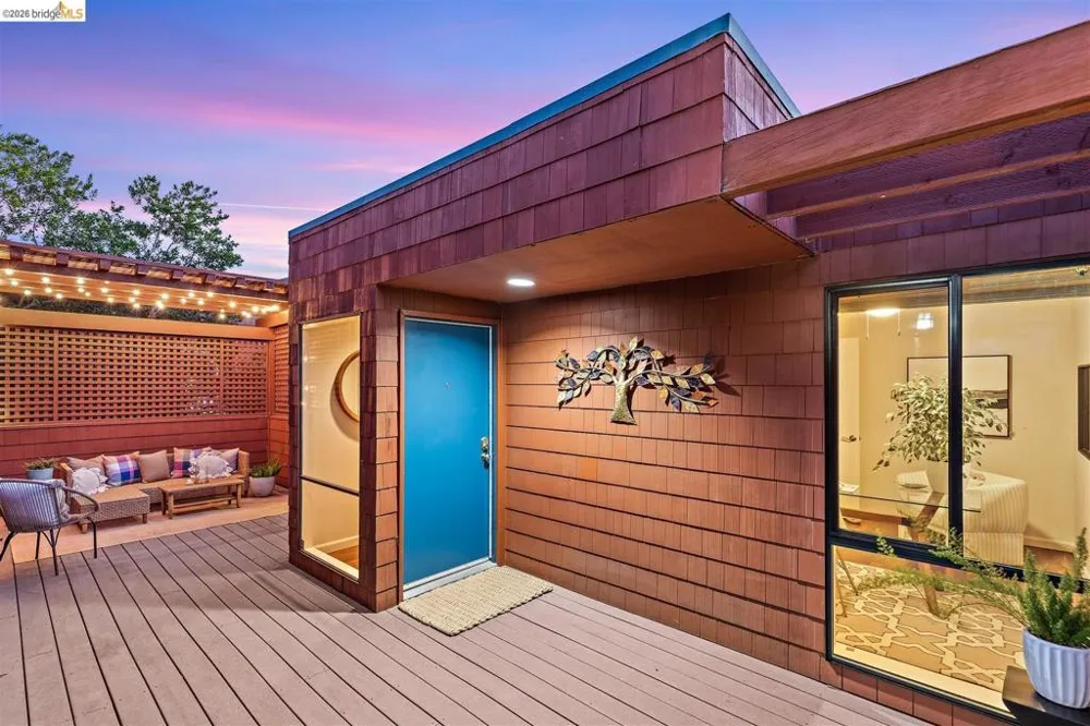32 Sereno Circle Oakland, CA 94619