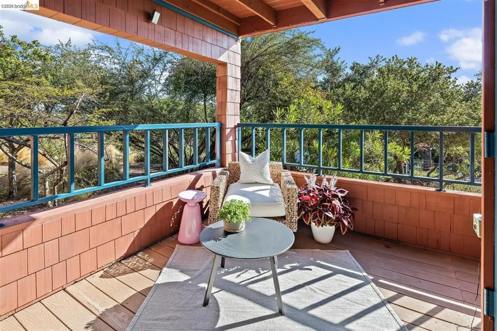 32 Sereno Circle Oakland, CA 94619