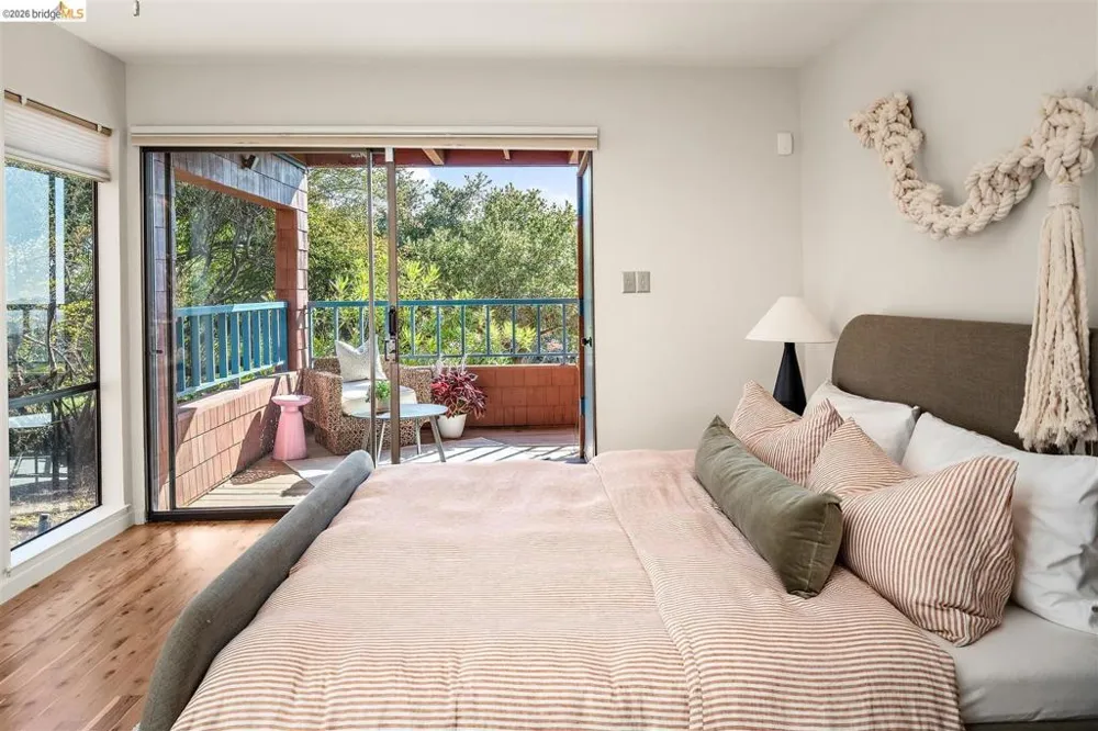 32 Sereno Circle Oakland, CA 94619
