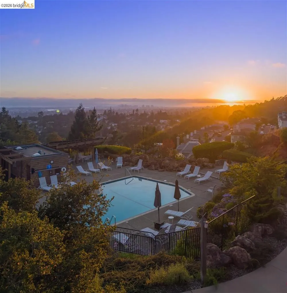 32 Sereno Circle Oakland, CA 94619