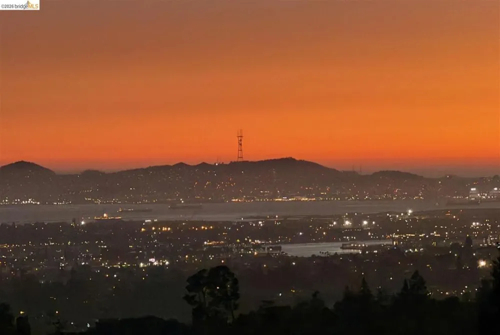 32 Sereno Circle Oakland, CA 94619