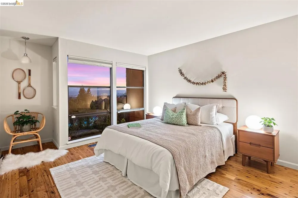 32 Sereno Circle Oakland, CA 94619
