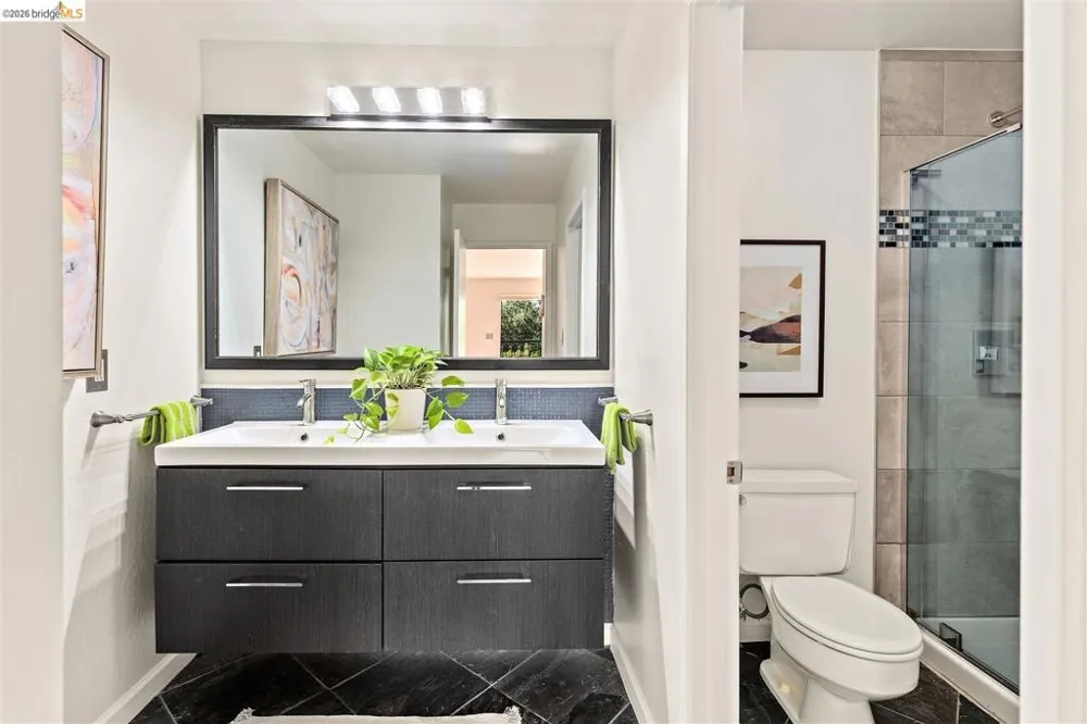 32 Sereno Circle Oakland, CA 94619