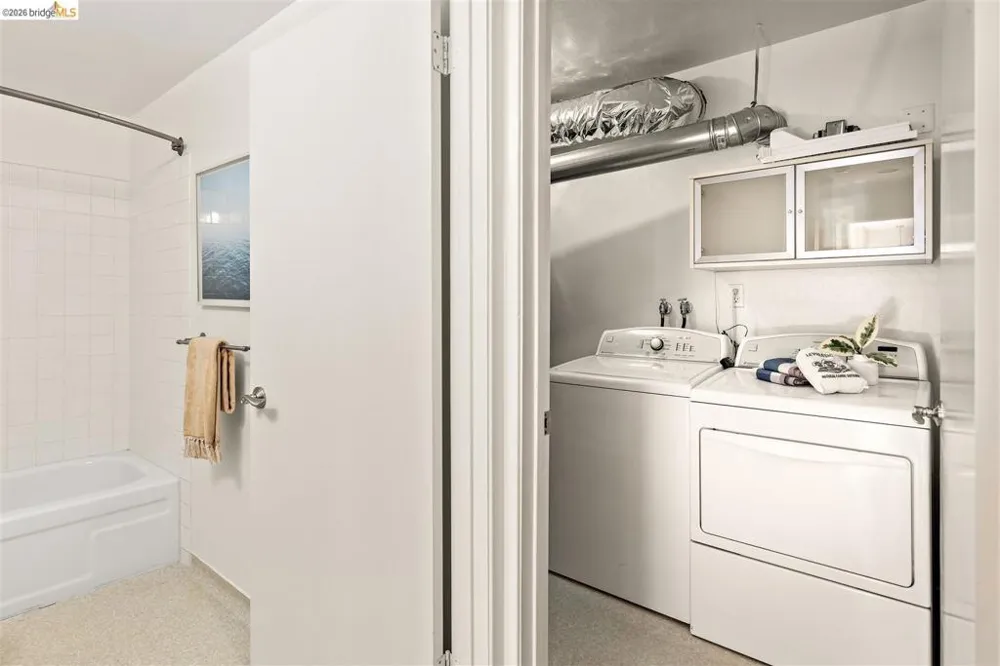 32 Sereno Circle Oakland, CA 94619